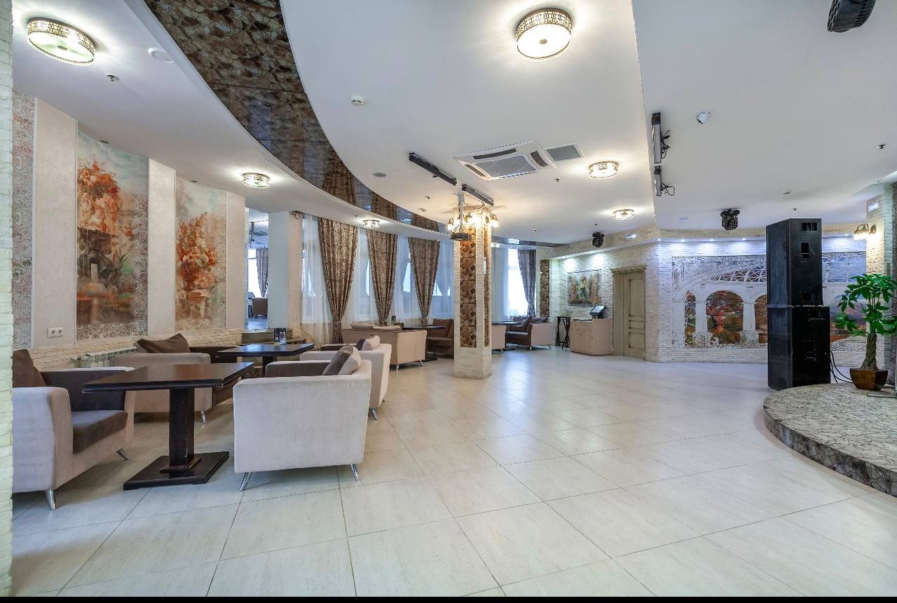 Малый зал, вместимостью до 14 человек, оснащен профессиональной световой и звуковой аппаратурой и подойдет как для небольшой компании, так и в качестве фуршетной зоны, места для торжественной регистрации брака, зоны для танцев и отдыха во время банкета.